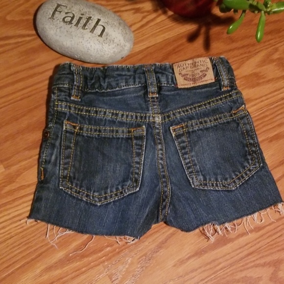 Baby gap 2t distressed Cutoffs - Picture 3 of 4